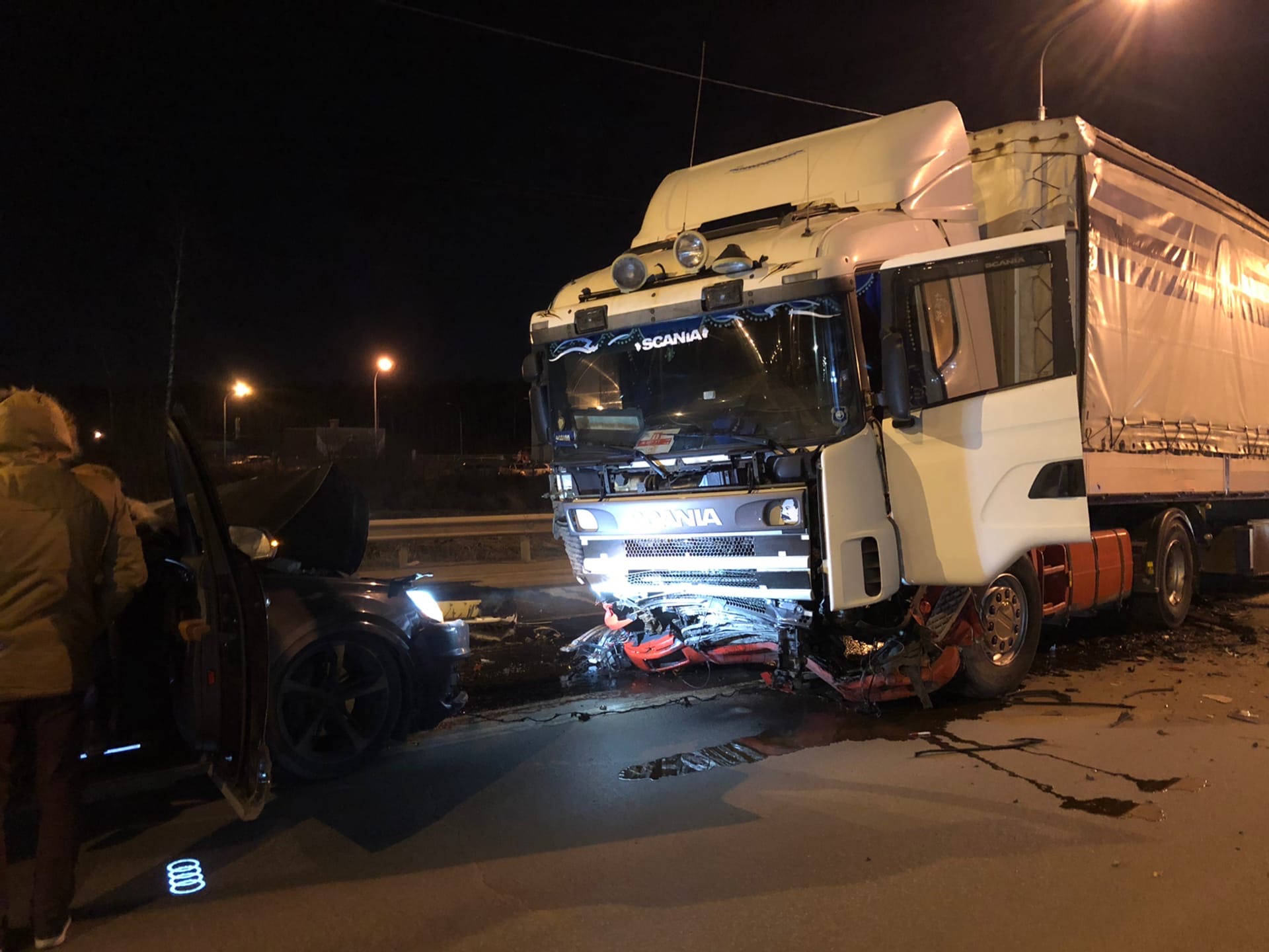 Водитель ауди влетел под фуру. Ауди влетела под фуру 260. Водитель ауди влетел под фуру. Водитель ауди влетел под фуру. Грузовик протаранил легковушку.