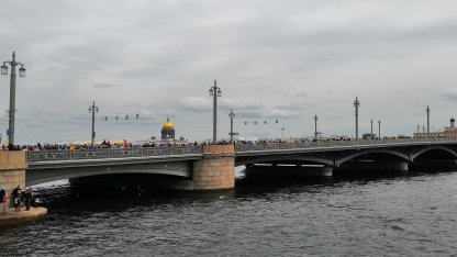 Благовещенский мост люди 