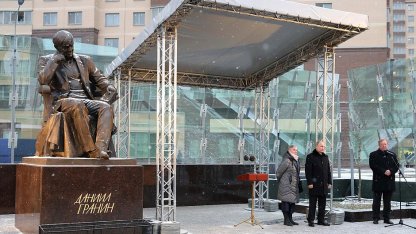 Путин открыл памятник Гранину 