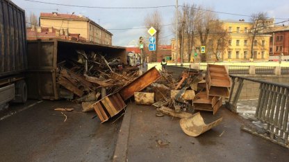 грузовик опрокинулся на набережной Обводного канала 