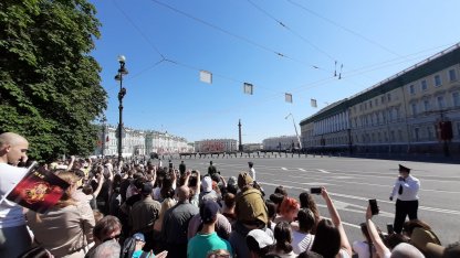 Толпа на Дворцовой парад