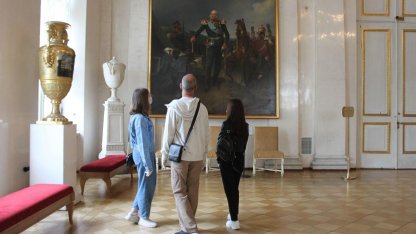 Посетители в Фельдмаршальском зале Эрмитажа