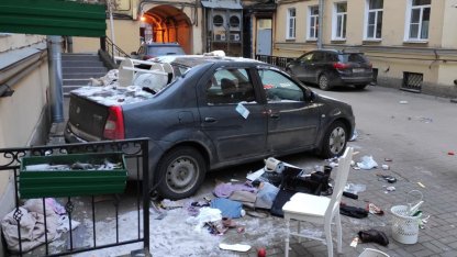 Выбросили вещи, разбили машину