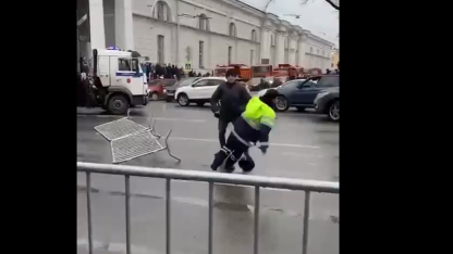 нападение протестующего на сотрудника ДПС