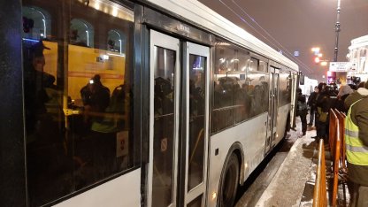 Автобус с задержанными