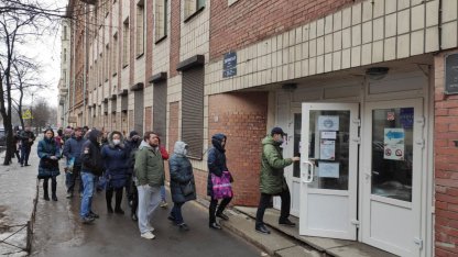 очередь за сертификатам в лагеря, второй день 