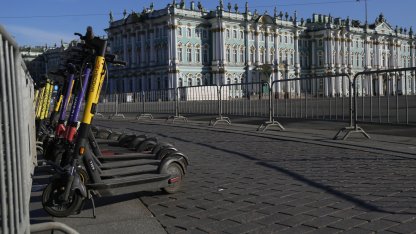 Самокаты, Зимний дворец, забор
