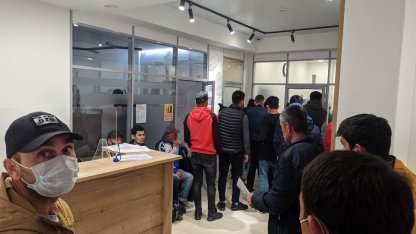 Мигранты в очереди в Едином миграционном центре