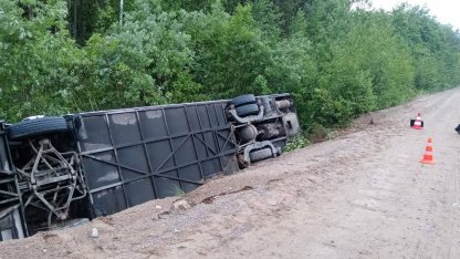 Перевернувшийся рейсовый автобус в Ленобласти