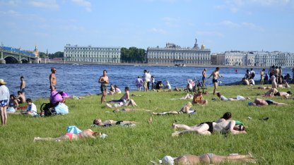 Отдыхающие на пляже у Петропавловской крепости, пляж, июнь