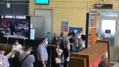 очередь у пункта вакцинации на Финляндском вокзале 