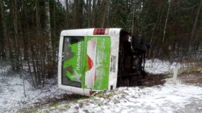 маршрутка в кювете под лодейным полем