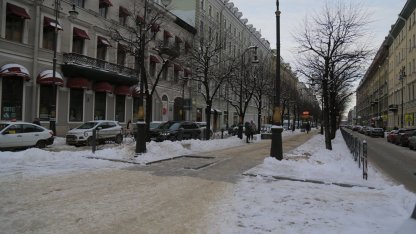 большая конюшенная в снегу