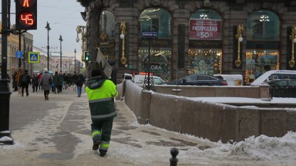 дворник на набережной канала грибоедова