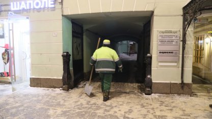 дворники убирают снег перед приездом Путина