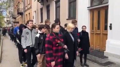 очередь с цветами к баннеру у генконсульства латвии в петербурге