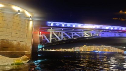 яхта врезалась в дворцовый мост