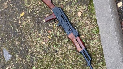 мужчина разгуливал с автоматом у школы