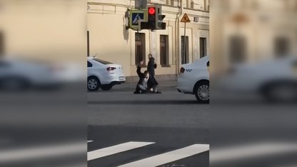 На Декабристов петербуржец сел на проезжей части в позе лотоса