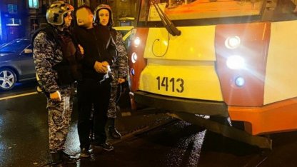 задержание мужчины за разбитое стекло в трамвае 