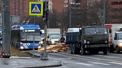 Грузовик рассыпал доски