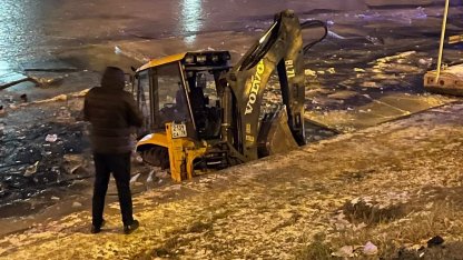Экскаватор ушёл под лёд