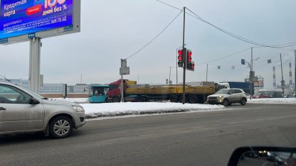 лазурный автобус столкнулся с грузовиком