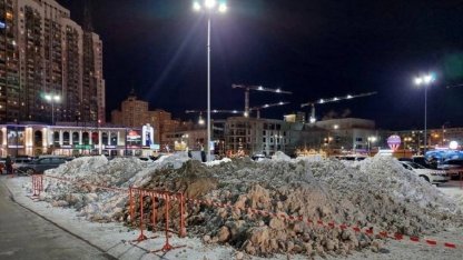 гора снега в Приморском районе