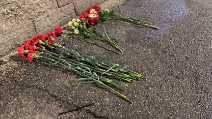петербуржцы принесли цветы