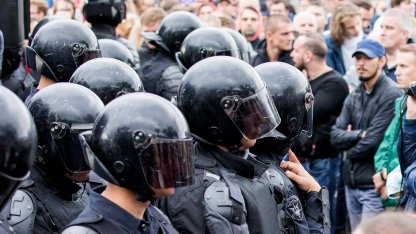 Росгвардейцы на митинге