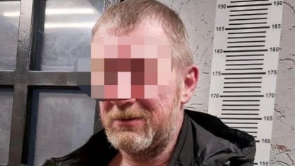 набросился с лопатой на соседей