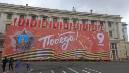 На Дворцовую площадь вернули баннер, сорванный ветром 