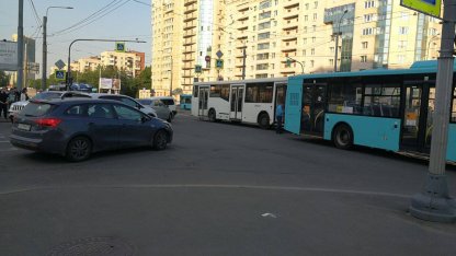 В Кировском районе произошло ДТП с участием общественного транспорта. 