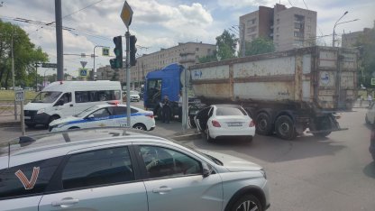 В Кировском районе города произошла авария с участием габаритного транспорта.