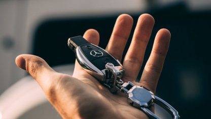 "Золотой миллиард" отказывается от личных авто