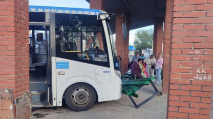 Автобус врезался в остановку