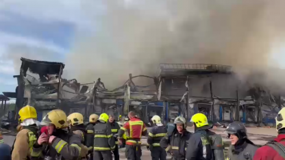 Спасатели на пожаре в Металлострое