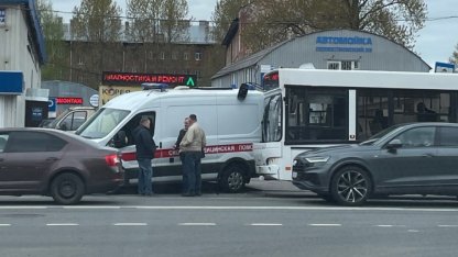 Столкнулись автобус и скорая