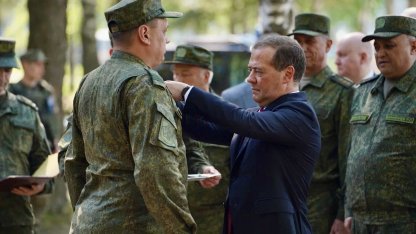 медведев награждает военных