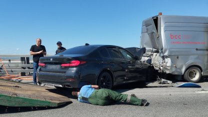 BMW врезался в спецтехнику