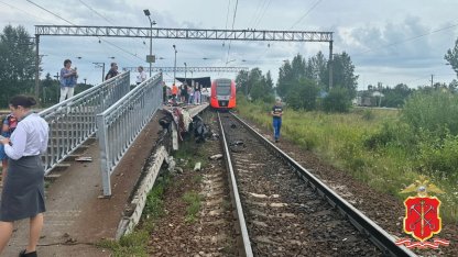 Поезд сбил авто
