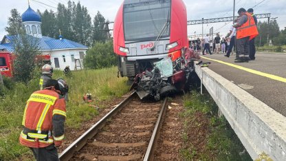 Поезд сбил авто