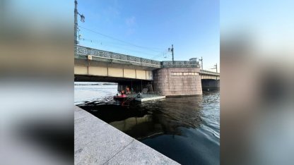 понтон врезался в опору моста