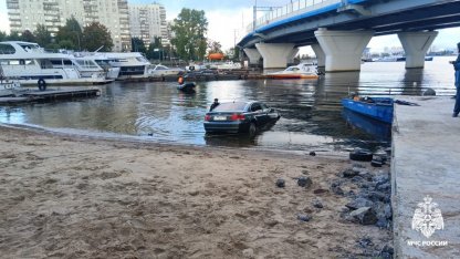машину вытащили из воды
