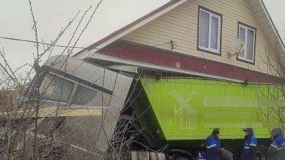 грузовик врезался в дом
