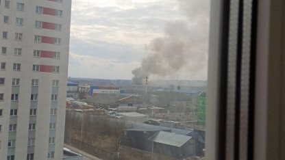 горит база рядом со школой
