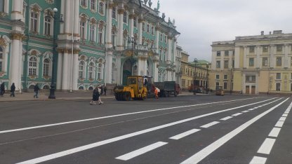 Асфальтируют Дворцовую площадь
