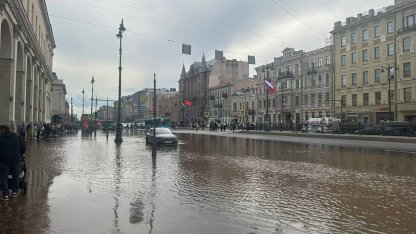 В центре Петербурга затопило дорогу
