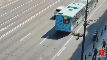 мотоциклист врезался в автобус