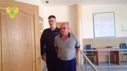 стрелял в подростка из окна